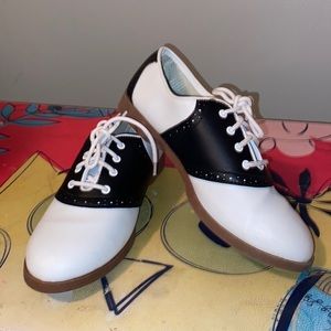 Predictions Oxford Black and White Women's Size 6.5 Wide